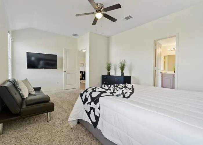 Family Friendly - Private - Spacious - Modern - Pool Holiday home Round Rock