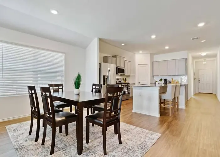 Family Friendly - Private - Spacious - Modern - Pool Holiday home Round Rock