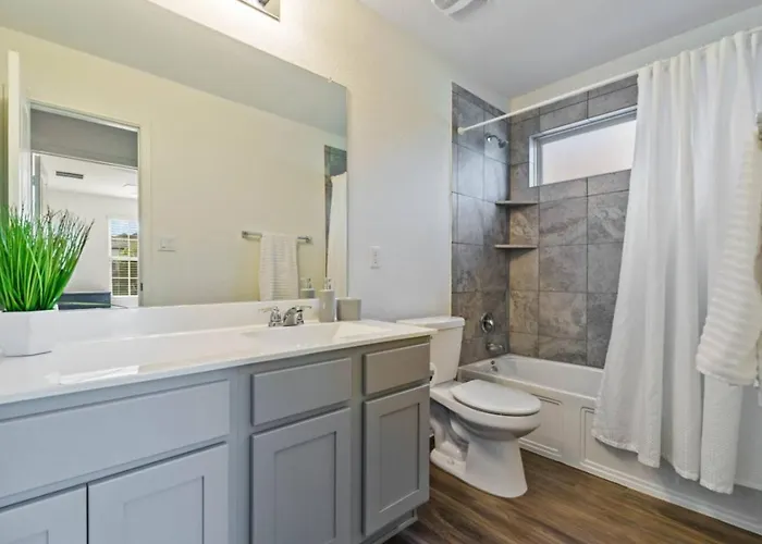 Family Friendly - Private - Spacious - Modern - Pool Holiday home Round Rock