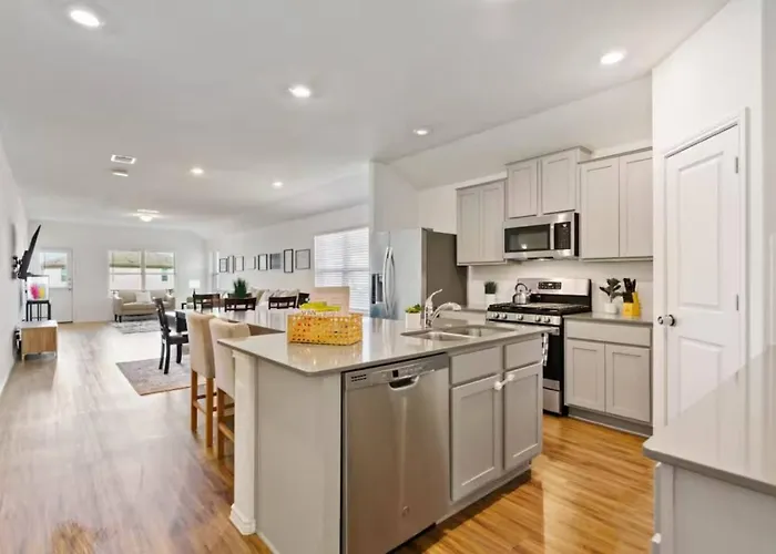 Family Friendly - Private - Spacious - Modern - Pool *