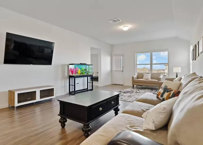 Family Friendly - Private - Spacious - Modern - Pool Round Rock