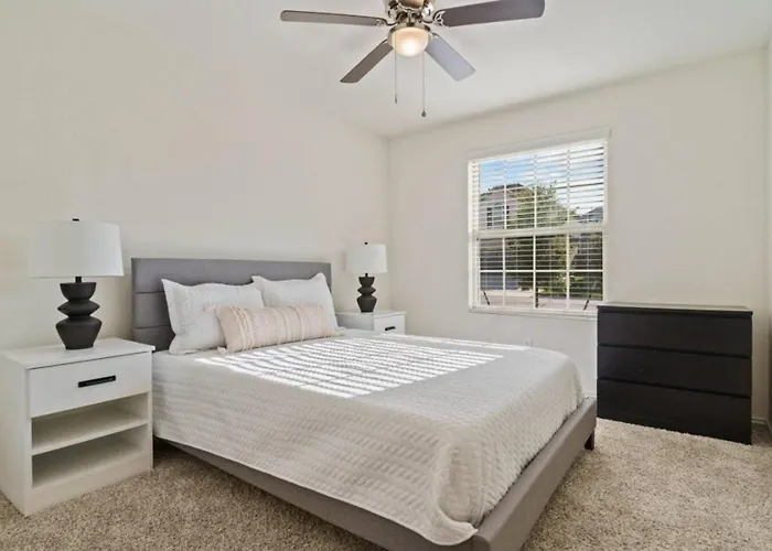 Family Friendly - Private - Spacious - Modern - Pool Holiday home Round Rock