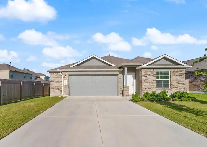 Family Friendly - Private - Spacious - Modern - Pool Holiday home Round Rock