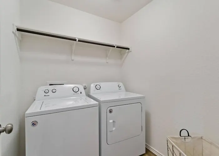 Family Friendly - Private - Spacious - Modern - Pool Round Rock