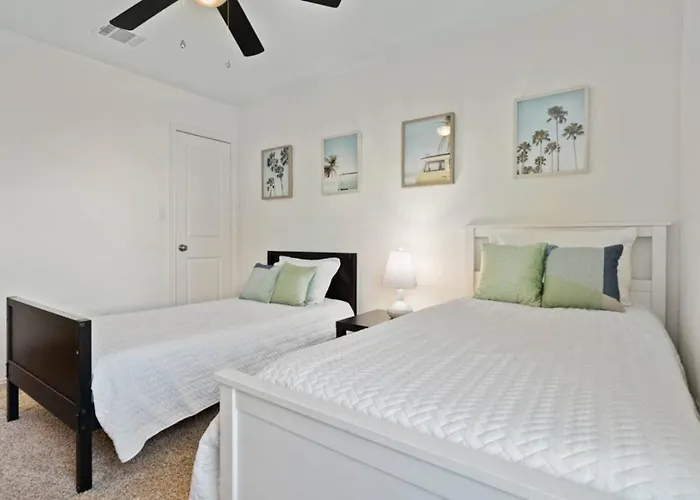 Family Friendly - Private - Spacious - Modern - Pool Holiday home