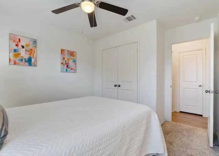 Family Friendly - Private - Spacious - Modern - Pool Round Rock