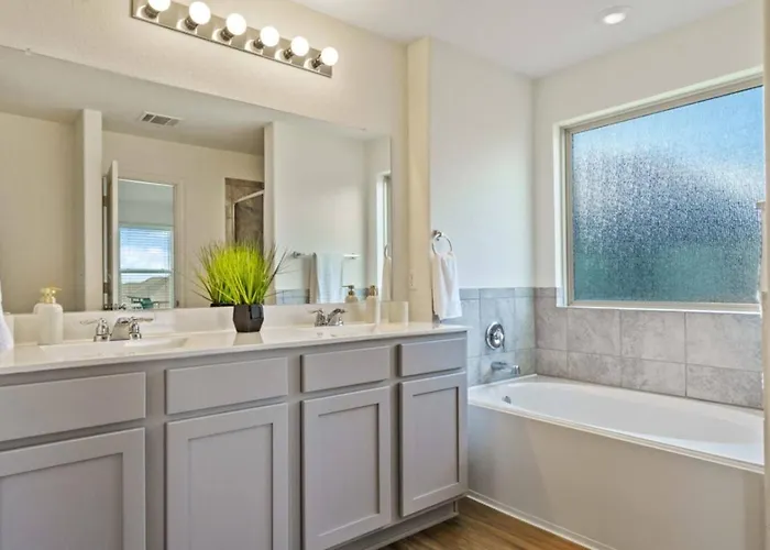 Family Friendly - Private - Spacious - Modern - Pool Holiday home Round Rock