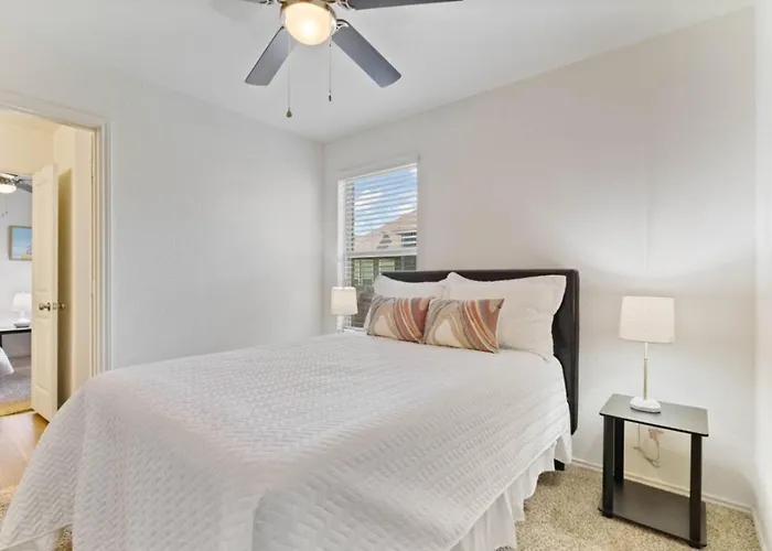 Family Friendly - Private - Spacious - Modern - Pool Round Rock