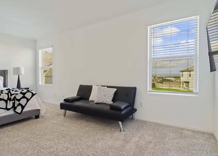 Holiday home Family Friendly - Private - Spacious - Modern - Pool *