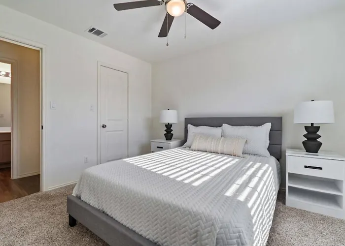 Family Friendly - Private - Spacious - Modern - Pool Holiday home Round Rock